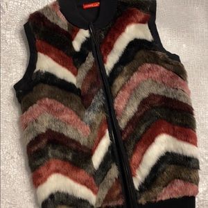 Faux fur vest in burgundy tones. Knit back